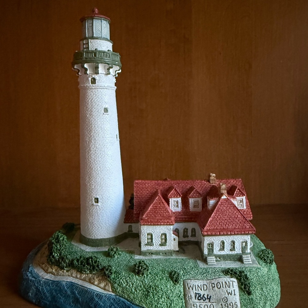 Lighthouse and Cottage Figurine - Red‎ and White